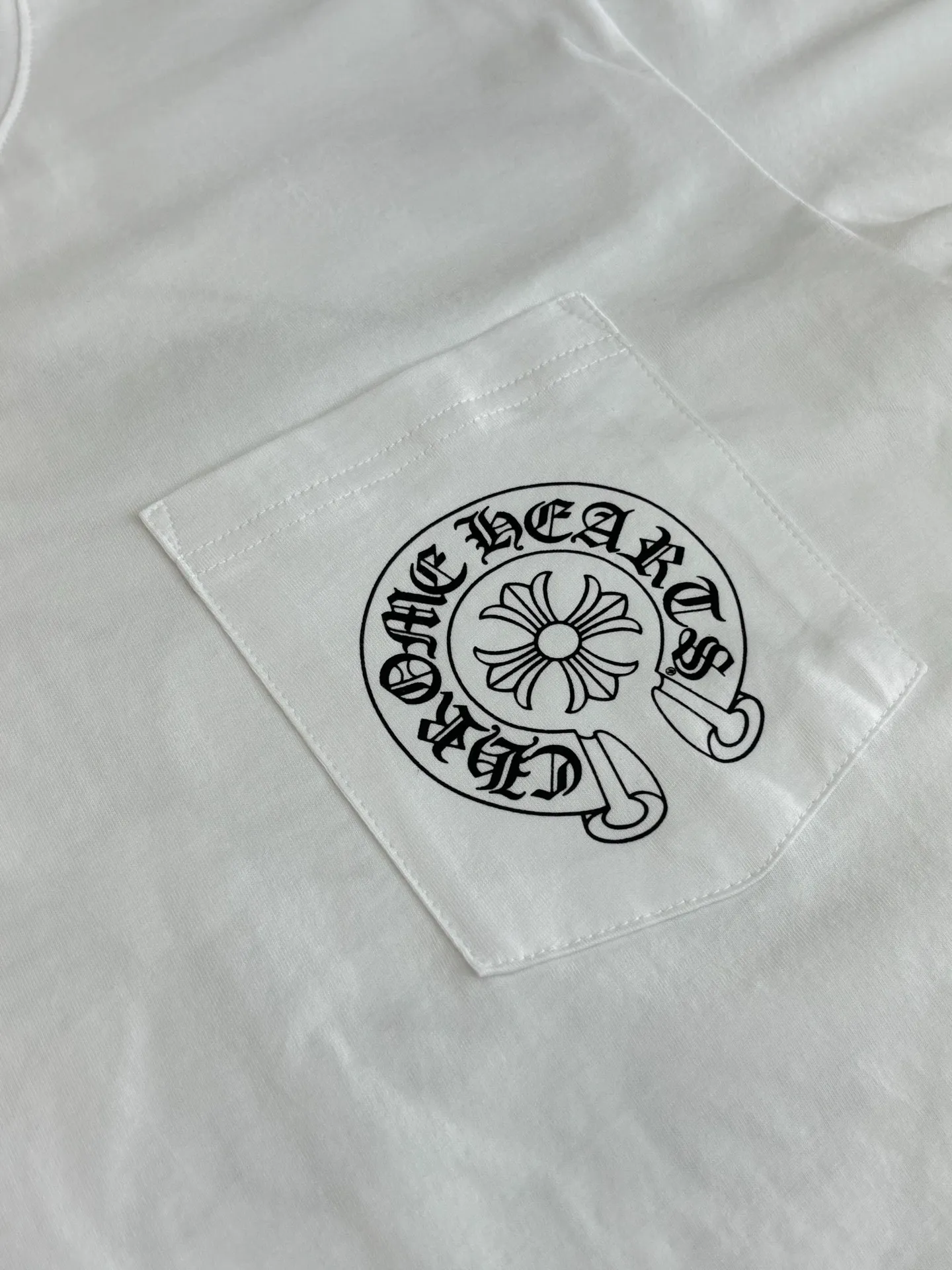 P226 Chrome Heart*/Chrome Heart Horseshoe print pocket printed short-sleeved T-shirt Made of the same heavy-weight pure cotton material as the original, high-count yarn is light, thin and breathable. Imported ink three-dimensional printing, skin-friendly and breathable. And through anti-shrinkage treatment, it will not be easily deformed after long-term wear. The imported ink has passed Oeko-Tex Standard 100 environmental protection certification. The color fastness reaches level 4-5, and there is no obvious fading after 50 times of washing. Strictly proofread the color management system of digital printing. Custom woven and dyed, no color difference from the original version Size: S/M/L
